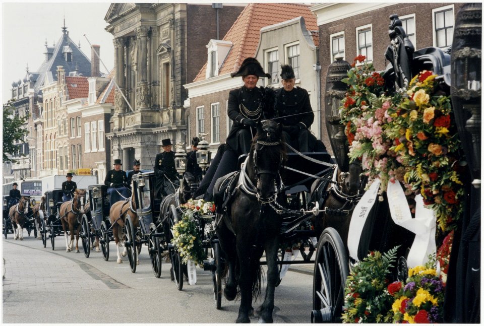 De begrafenisstoet van de Haarlemse woonwagenbewoner Alexander (Lex) Schneider trekt langs het Teylers museum. NL-HlmNHA 54036277