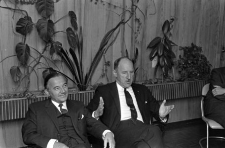 De beide politici houden een persconferentie, Bestanddeelnr 921-6959