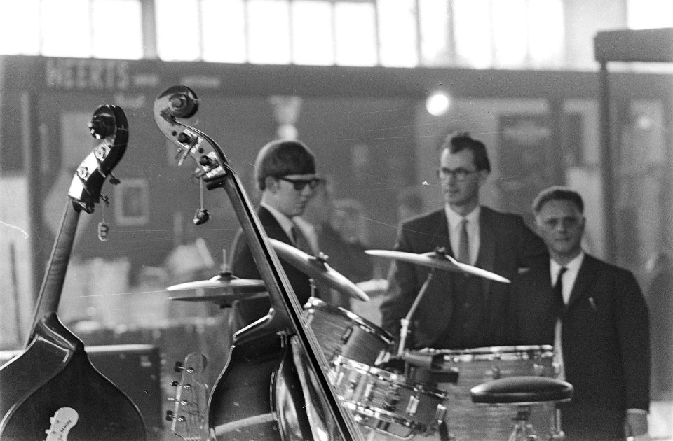 De beurs het Muziekinstrument in Expohal te Hilversum begonnen, Bestanddeelnr 917-0090