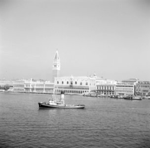 De bebouwing van het San Marcoplein gefotografeerd vanaf het schip Esperia, Bestanddeelnr 254-2019