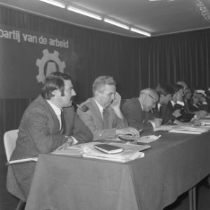 De bestuurstafel, met vooraan André van der Louw, Bestanddeelnr 921-7004