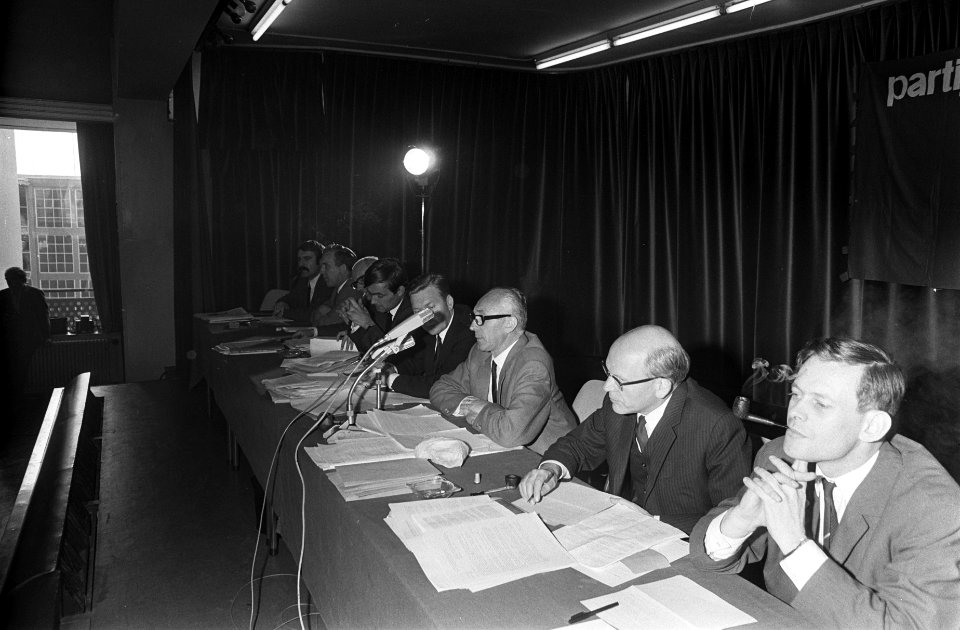 De bestuurstafel, Bestanddeelnr 921-7015