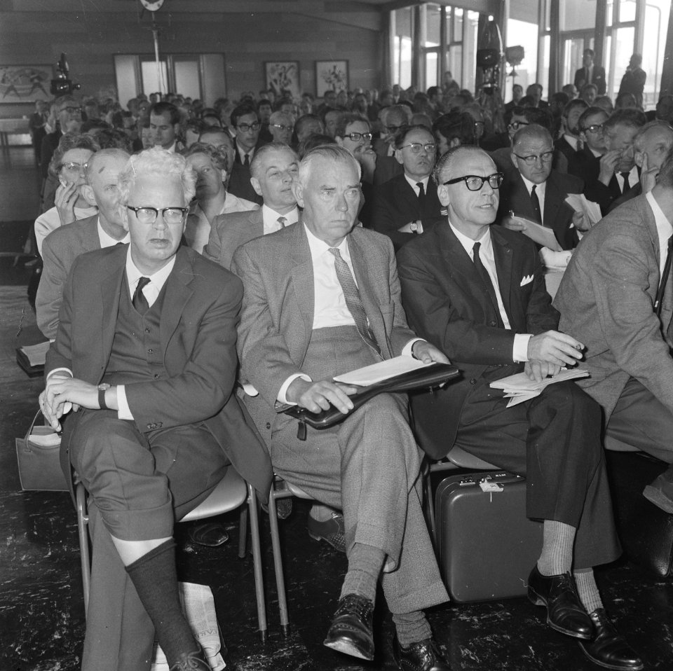 De behoudende groep partijprominenten, vlnr. de heren Vrolijk, Burger en Roeme, Bestanddeelnr 921-7002