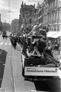 De beeldengroep David, Goliath en schildknaap met vrachtauto overgebracht van Wa, Bestanddeelnr 922-8093