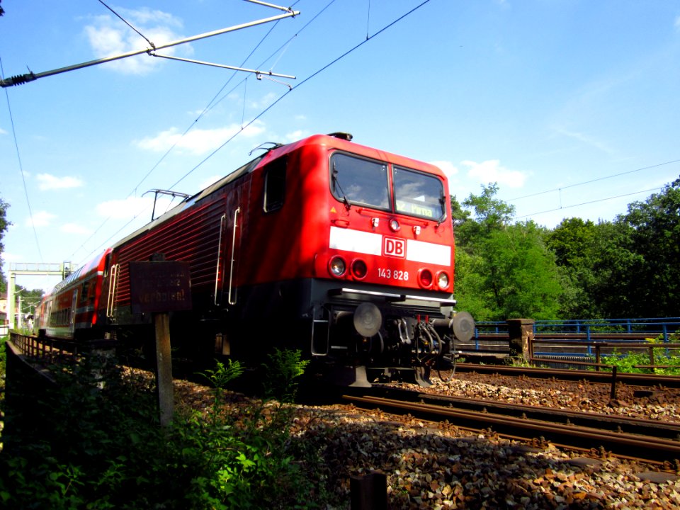 DB 143 828 mit S2 nach Pirna im Bahnhof Dresden-Klotzsche