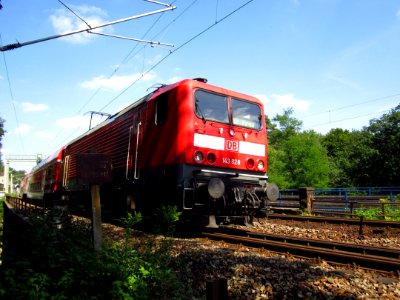 DB 143 828 mit S2 nach Pirna im Bahnhof Dresden-Klotzsche