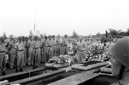 De begrafenis van de met een B-25 neergestorte militairen vond plaats op het Ere, Bestanddeelnr 501