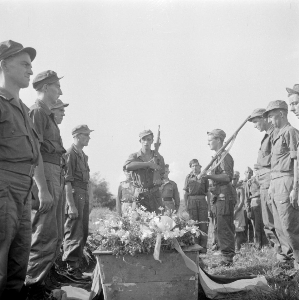 De begrafenis van sergeant R Hannink, 1e Compagnie I Regiment Jagers te Tjilili, Bestanddeelnr 255-6806