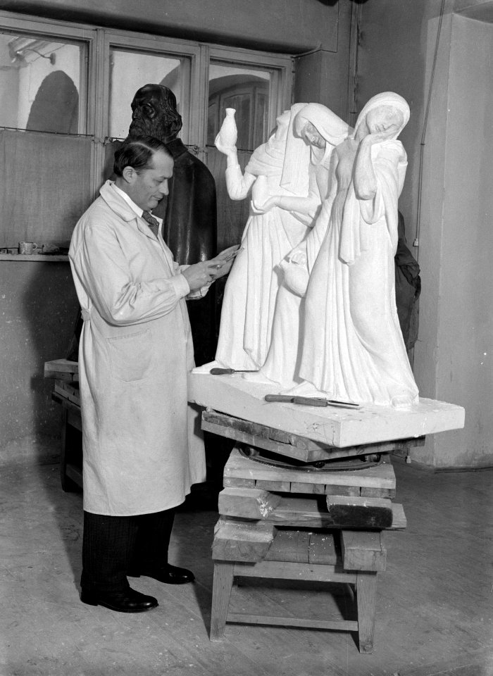 De beeldhouwer Henryk (Henri) Kuna werkend aan een beeldengroep van drie treuren, Bestanddeelnr 190-1255