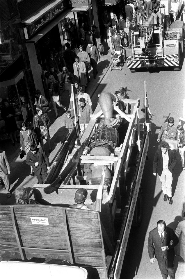 De beeldengroep David, Goliath en schildknaap met vrachtauto overgebracht van Wa, Bestanddeelnr 922-8089