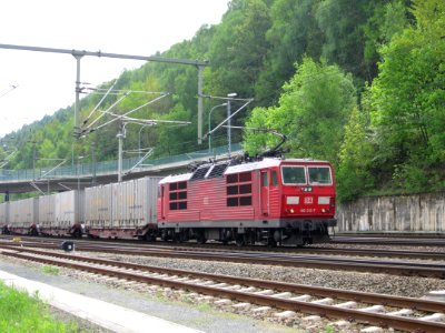DB 180 012-7 mit Güterzug in Bad Schandau