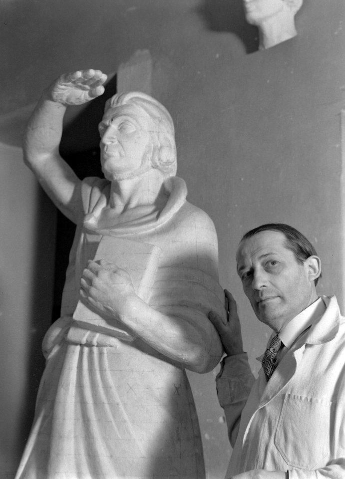 De beeldhouwer Henryk (Henri) Kuna bij een van zijn beelden in het altelier, Bestanddeelnr 190-1253