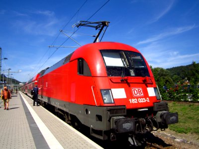 DB 182 023-2 frisch geputzt mit S-Bahn S1 im Bahnhof Bad Schandau