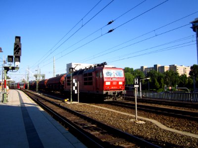 DB 180 013-5 mit Güterzug vor dem Dresdner Hauptbahnhof (2)