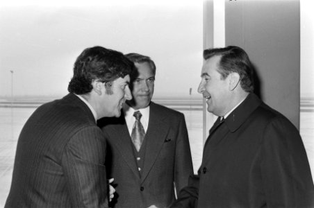 DDR-minister van Handel, H Solle , op Schiphol, vlnr minister Lubbers , DDR-, Bestanddeelnr 927-2478