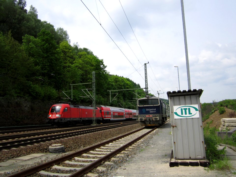 DB 182 023-2 mit S-Bahn S1 vor der Einfahrt in Bahnhof Bad Schandau (2)