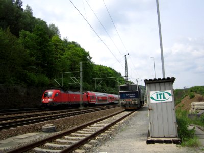 DB 182 023-2 mit S-Bahn S1 vor der Einfahrt in Bahnhof Bad Schandau (2)