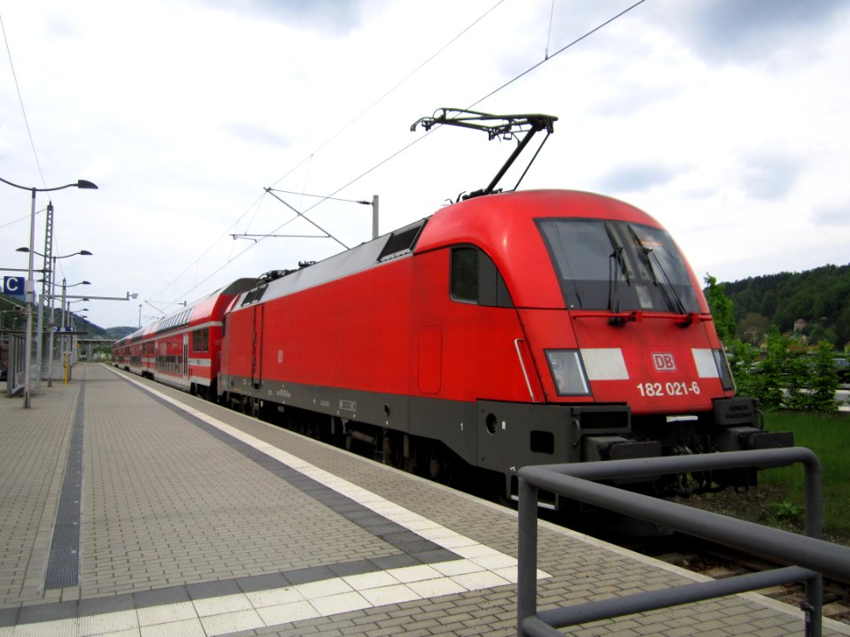 DB 182 021-6 mit S-Bahn S1 im Bahnhof Bad Schandau
