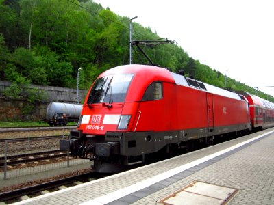 DB 182 016-6 mit S-Bahn S1 im Bahnhof Bad Schandau