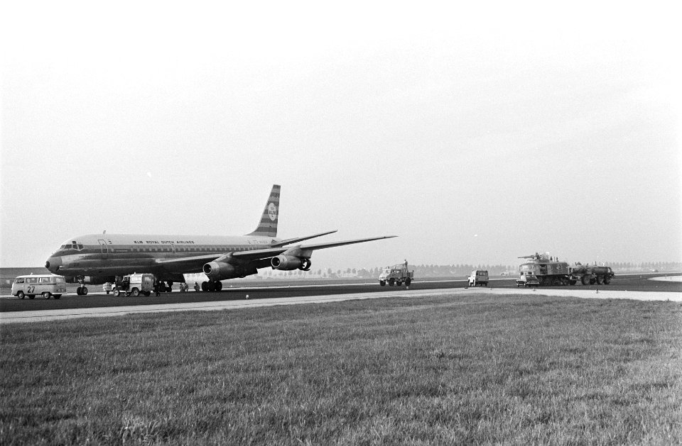 DC-8 lesvliegtuig van KLM maakt noodlanding met twee gesprongen banden, Schiphol, Bestanddeelnr 923-8824