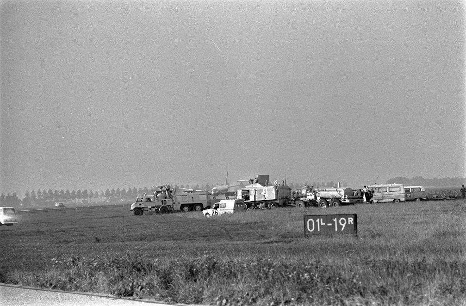 DC-8 lesvliegtuig van KLM maakt noodlanding met twee gesprongen banden, Schiphol, Bestanddeelnr 923-8825