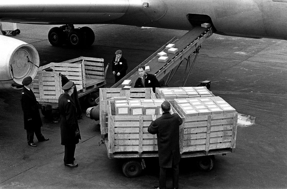 DC-8 met 3 ton babyvoeding van Schiphol naar Indonesie voor slachtoffers op Bali, Bestanddeelnr 914-9719