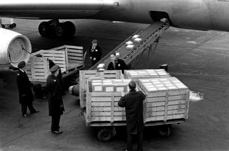 DC-8 met 3 ton babyvoeding van Schiphol naar Indonesie voor slachtoffers op Bali, Bestanddeelnr 914-9719