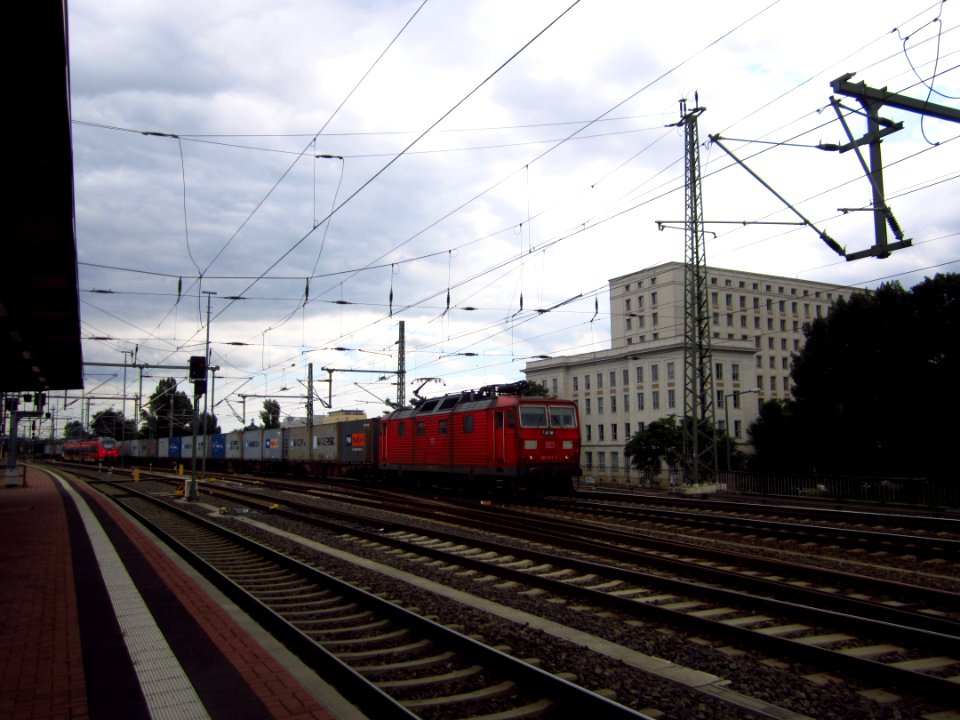 DB 180 013-5 mit Güterzug vor dem Dresdner Hauptbahnhof