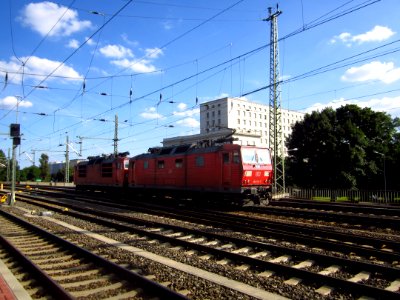DB 180 013-5 mit 180 0XX-X vor dem Dresdner Hauptbahnhof