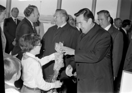 DDR-minister van Handel, H Solle , op Schiphol, vlnr minister Lubbers , DDR-, Bestanddeelnr 927-2479