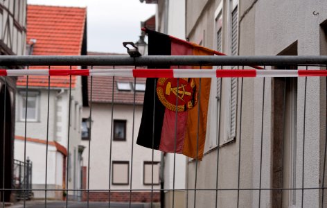 DDR Flagge hinter dem Zaun in Wanfried, Hessen IMG 9485 edit