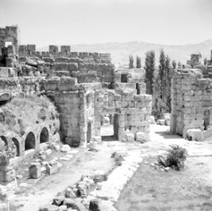 De 'zeshoekige hof' in de Romeinse ruïnes in Baalbek, Bestanddeelnr 255-6492