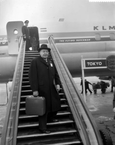DC8 vliegt voor de eerste maal Amsterdam Tokio, als gast van de KLM vloog Albert, Bestanddeelnr 911-7746
