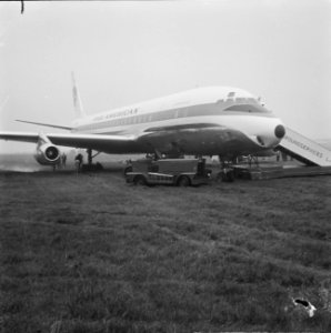 DC 8 bij landing op Schiphol doorgeschoten van de landingsbaan Het DC 8 toestel, Bestanddeelnr 915-5415
