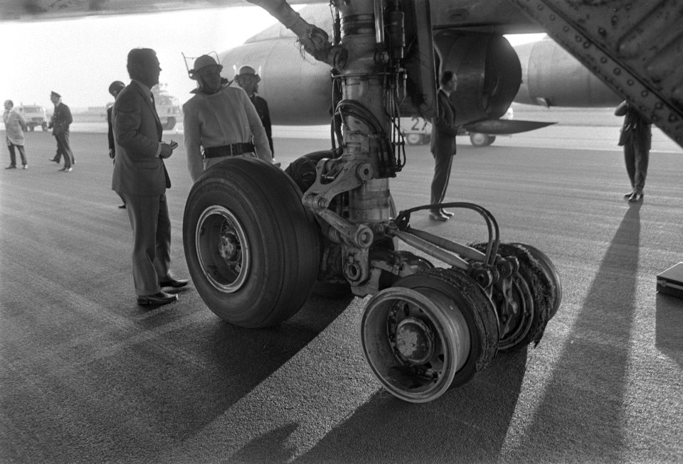 DC-8 lesvliegtuig van KLM maakt noodlanding met twee gesprongen banden, Schiphol, Bestanddeelnr 923-8823