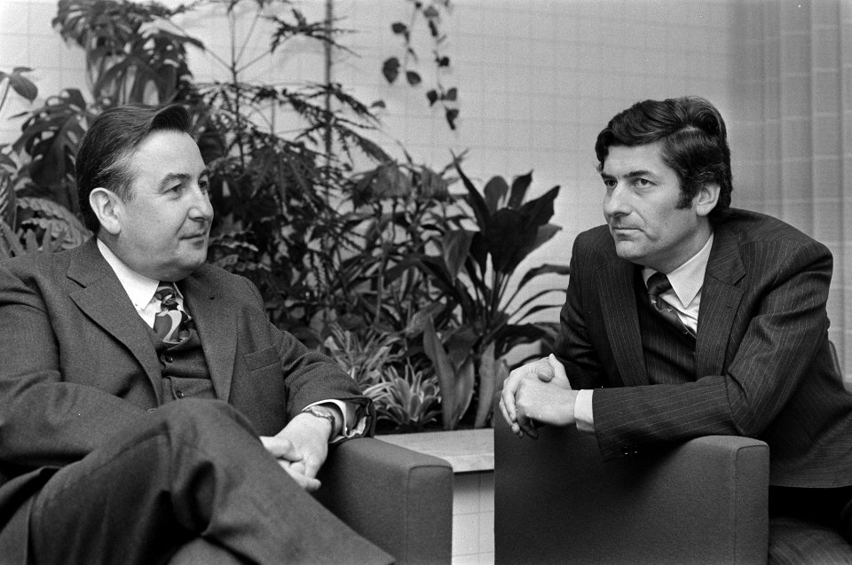 DDR-minister van Handel, H Solle , op Schiphol met minister Lubbers (rechts), Bestanddeelnr 927-2477