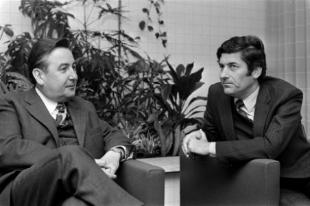 DDR-minister van Handel, H Solle , op Schiphol met minister Lubbers (rechts), Bestanddeelnr 927-2477