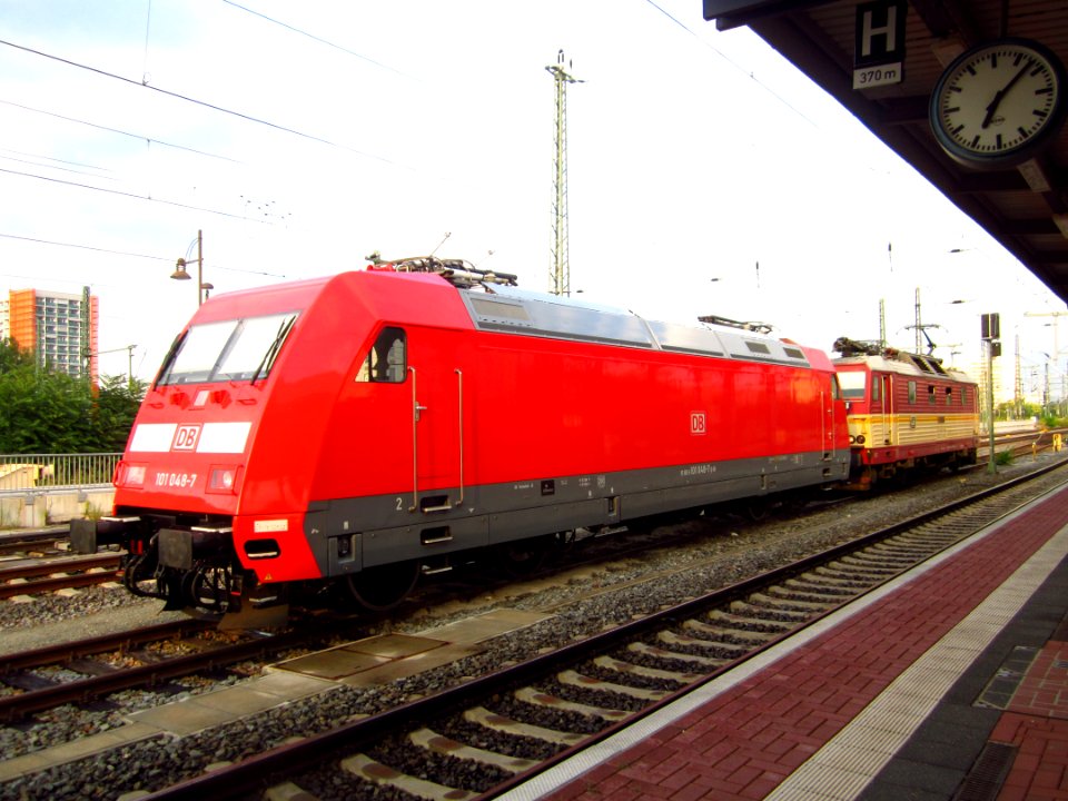 DB 101 048-7 vor Dresdner Hauptbahnhof (2)