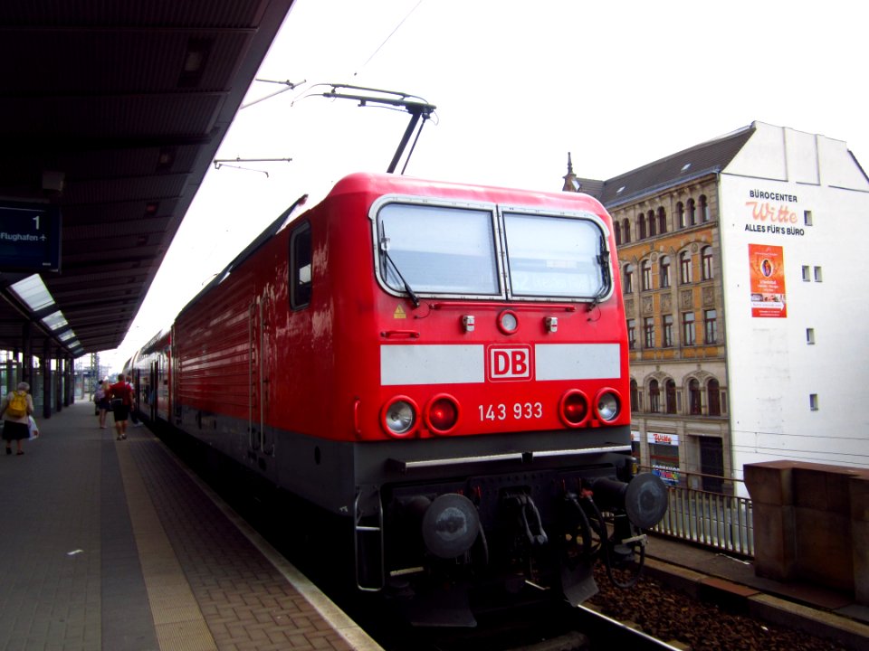 DB 143 933 mit S2 in Dresden Mitte