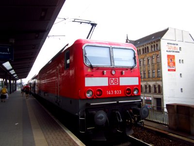 DB 143 933 mit S2 in Dresden Mitte