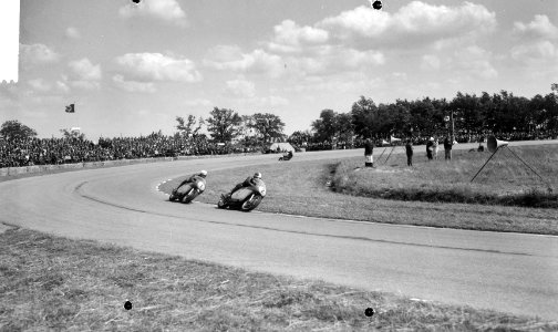 De 500 cc klasse in actie.Met nr. 1 Mike Hailwood, Bestanddeelnr 917-9069