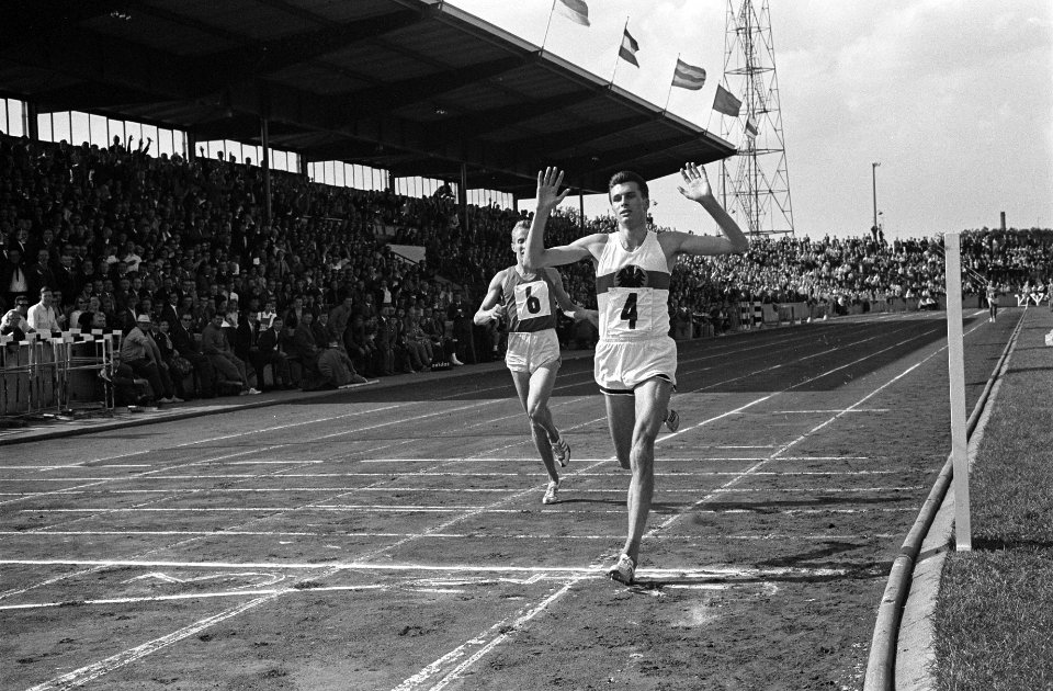 De 10.000 meter. Kubicki (Duitsland) gaat als eerst door de finish met achter he, Bestanddeelnr 915-3562