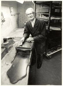De 90-jarige Gerrit Luske aan het werk bij klokkenfabriek Alma, Munterslaan 4, NL-HlmNHA 54023700