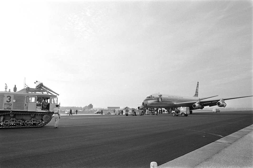 DC-8 lesvliegtuig van KLM maakt noodlanding met twee gesprongen banden, Schiphol, Bestanddeelnr 923-8826