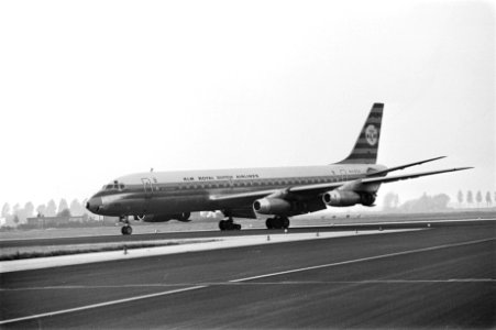 DC-8 lesvliegtuig van KLM maakt noodlanding met twee gesprongen banden, Schiphol, Bestanddeelnr 923-8822