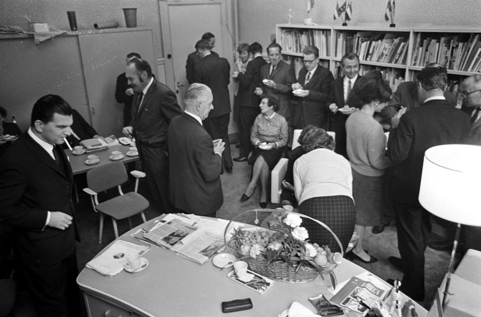 De 65 jarige mr. Piet J. Mijksenaar tijdens zijn afscheidsreceptie, Bestanddeelnr 919-7140