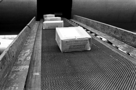 DC-8 met 3 ton babyvoeding van Schiphol naar Indonesie voor slachtoffers op Bali, Bestanddeelnr 914-9720