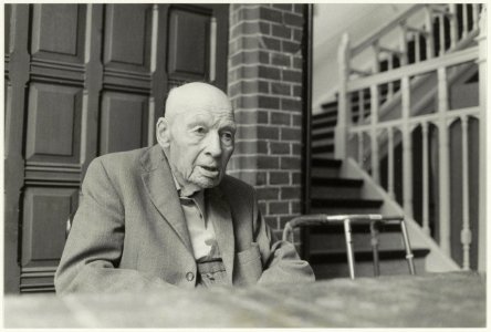 De 101-jarig hr. Molitoor, één van de laatsten die vertrekt uit het voormalige bejaardenhuis Duin en Daal