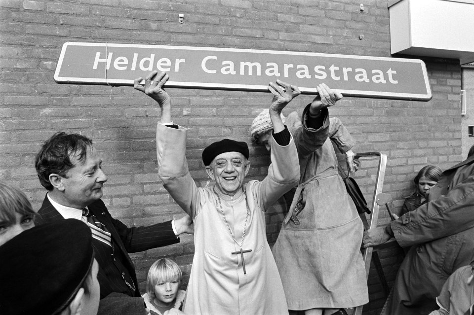 De 72-jarige Camara met een straatnaambordje rechts op het trapje Hannie Kleyn,, Bestanddeelnr 931-7338