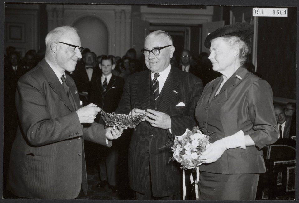 De 70ste verjaardag van de voorzitter van de Tweede Kamer, dr. Kortenhorst. Rece, Bestanddeelnr 091-0664